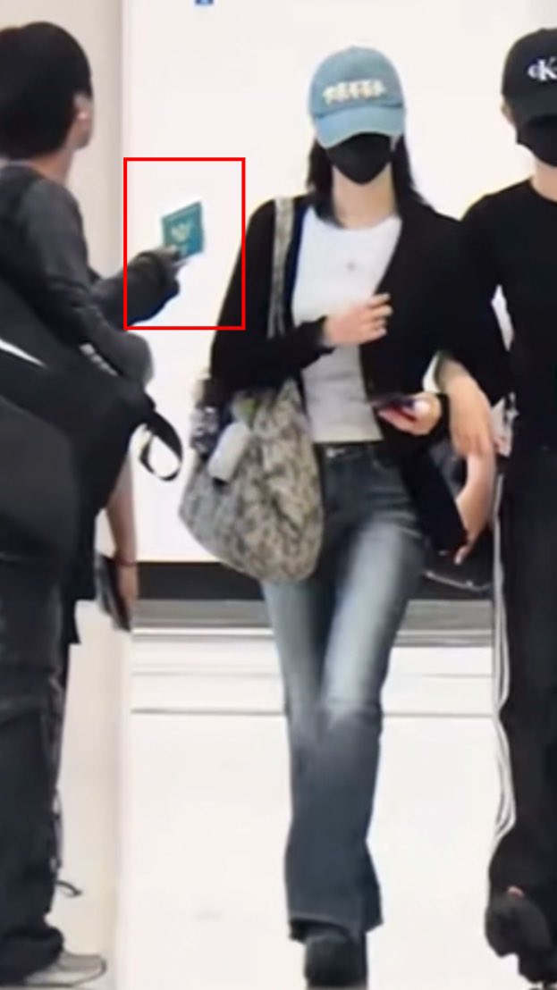 Carmenbluephile's tweet photo. Passport ijo nya carmen kelihatan😂
Manager nim belike : Men nih passport lemah lu😭🤣 Wkwk https://t.co/k5AlGgf71e