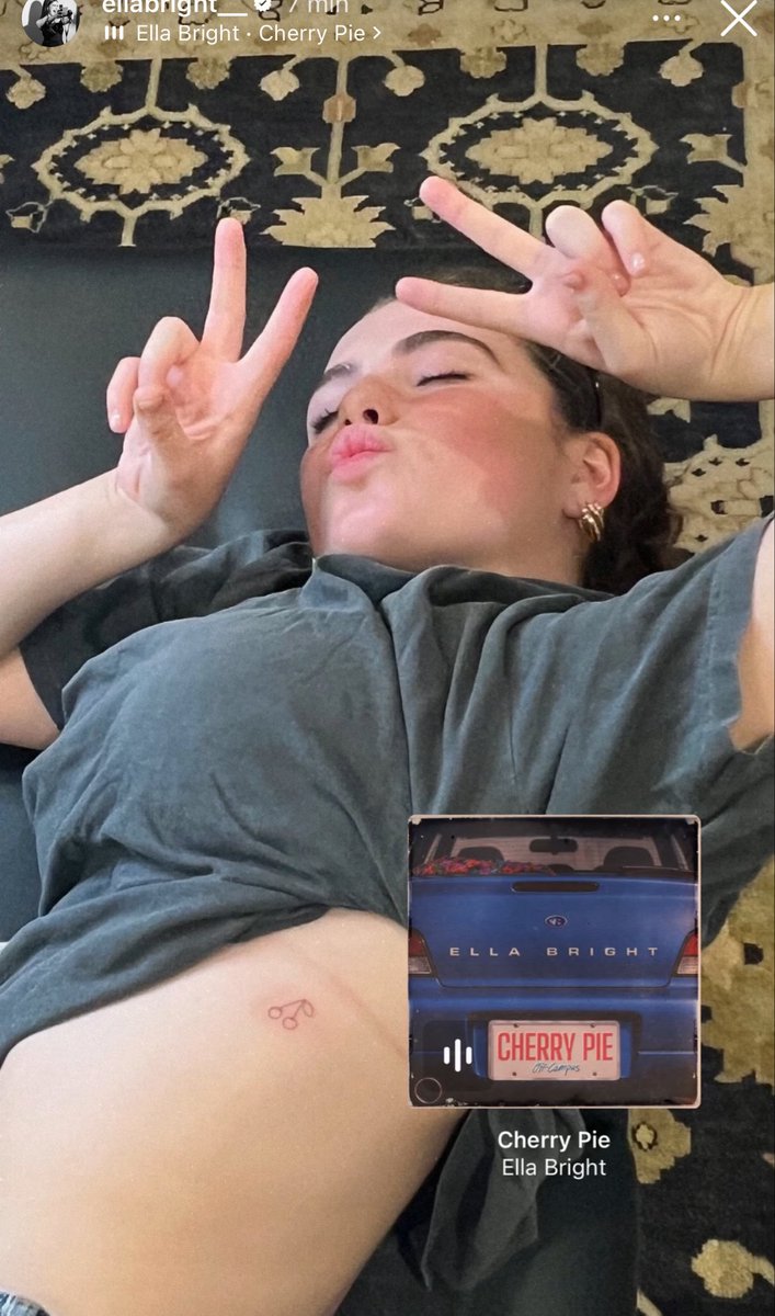 emicomments's tweet photo. Não creio que a Ella fez uma tatuagem de cereja em homenagem a Cherry pie, isso foi tão Hannah Wells da parte dela https://t.co/6SkM7S2fim