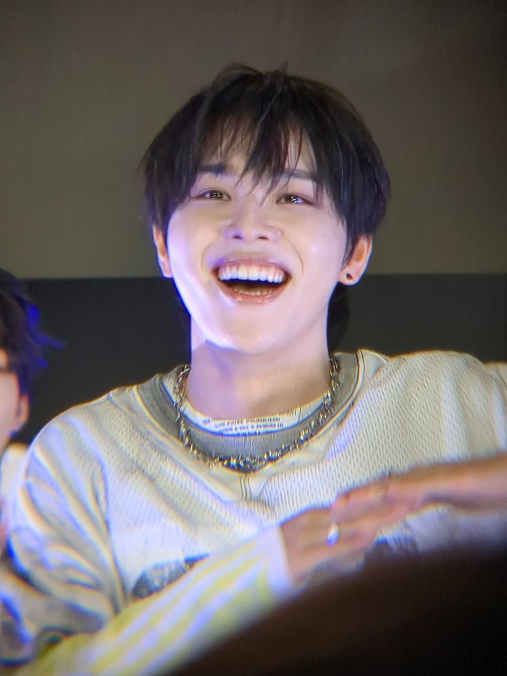 AliriiLethi's tweet photo. No but really why my only bias in the whole world who I dearly respect for his talent just went on hiatus for nearly a year LIKE WHY FOR THE FIRST TIME AFTER ALMOST 7 YEARS INTO KPOP I FINALLY HAVE A BIAS IN A GROUP and he dis a pear 🍐 😭😭😭😭 look at him please I miss him 😔 https://t.co/iyJU8tKbCs