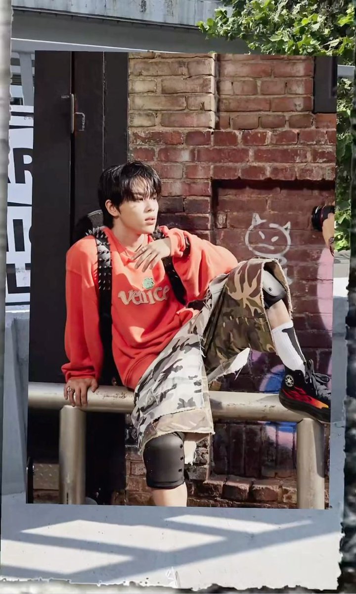 AliriiLethi's tweet photo. No but really why my only bias in the whole world who I dearly respect for his talent just went on hiatus for nearly a year LIKE WHY FOR THE FIRST TIME AFTER ALMOST 7 YEARS INTO KPOP I FINALLY HAVE A BIAS IN A GROUP and he dis a pear 🍐 😭😭😭😭 look at him please I miss him 😔 https://t.co/iyJU8tKbCs