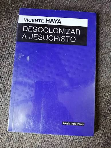 BandaDelAzufre's tweet photo. Me parece muy pertinente apuntar hacia la discusión de las iglesias evangélicas. Por supuesto que hay multiplicidad de corrientes pero el resultado coyuntural es uno: se constituyen como una fuerza de instrumentalización de principios bíblicos para alimentar posiciones de restauración de determinada pureza, en esto es donde entronca con la ultraderecha. Para estas iglesias cualquier otra aproximación espiritual diferente es satánico, se instala un monorriel donde cualquier desviación es faltal (contrasta con la visión hinduísta o budista donde hay una apertura a las diferentes expresiones que van hacia el mismo lugar). Esto tiene como consecuencia un aislamiento de determinados grupos con respecto a la comunidad como un todo, se constituye en una anti-religión puesto que se cancela el espíritu original: religare, la reconexión de la comunidad. 

En su momento, a partir de los míticos años sesenta del siglo XX surgió la teología de la liberación como una iglesia centrada en el religare comunitario latinoamericano, pero no solo en abstracto sino concreto (de aquí su tinte rojo), es decir, la misión no puede ignorar las relaciones de dominio que propagan la pobreza y opresión entre el reino, por lo que la reconexión solamente puede alcanzarse superando esta condición de pobreza inducida por los poderes terrenales. Me parece natural su surgimiento, especialmente cuando recordamos que esta visión surge en el contexto del proceso de descolonización acelerado que se cristaliza en 1945 en la ONU.

La iglesia católica vaticana, por su parte, sabemos que representa la coagulación institucional de un Jesucristo romano, es decir, aquél cuya voz ya viene distorsionada, en latín, es decir, interpretado a través del lenguaje de su propio verdugo. La interpretación del paraíso fue consagrada al futuro inmaterial cuyo arribo solo depende de tu comportamiento individual, se presenta a final de cuentas como un individualismo. 

Pero la dimensión que sigue ahí latente es la del Jesucristo históricamente situado, cuyo mensaje  llegue desde su lengua originaria: el arameo. Ahí se descubre, por ejemplo, que el pecado no es una infracción moral sino una deuda. En suma, se descubre una antropología comunitaria en modo de lucha frente a una sociedad intervenida por relaciones de dominio imperiales. Este es el Jesucristo que no se atreven a nombrar. Es, en última instancia, efectivamente un misionero de liberación comunitaria. Recomiendo, por ello, revisar este magnífico texto de Vicente Haya sobre la necesidad de descolonizar a Jesucristo.