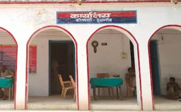 b43987008's tweet photo. Fatehpur-मागलिक पुलिस का जबरदस्त एक्शन,5 दिनों के भीतर हथगांम कस्बे के शराब ठेके से हुई चोरी का पर्दाफाश,चोरी के पैसे व ताला तोड़ने वाले औजार सहित आरोपी को पुलिस ने दबोचा,थाना प्रभारी सहित si आलोक तिवारी व पुलिस टीम की कार्यवाही।@fatehpurpolice @ADGZonPrayagraj @myogiadityanath https://t.co/9qhoTMZvXf