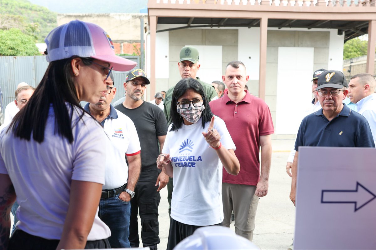 MijpVzla's tweet photo. Gobierno Nacional avanza en la restauración de los servicios públicos en la Guaira

Desde el estado La Guaira, este jueves, la Presidenta Encargada, Delcy Rodríguez, ofreció un balance sobre el avance en la restauración de los servicios públicos en la entidad. https://t.co/Q9oWym6btv