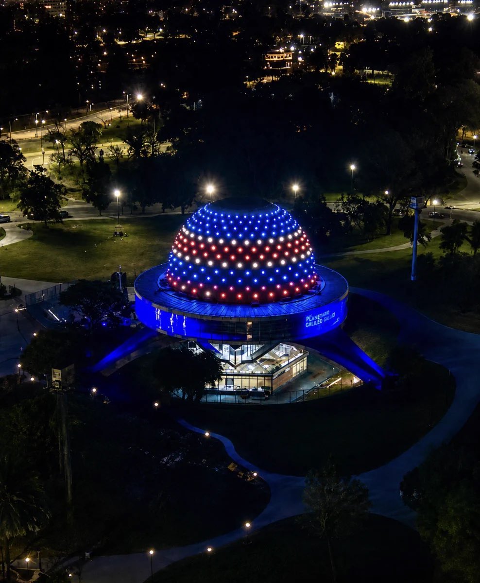 MartinDandach's tweet photo. Para la Independencia de Estados Unidos se hizo en el planetario un show de drones con la ayuda de la ciudad y del gobierno nacional. Hoy en el día de nuestra Independencia, que es la única que importa, el planetario está apagado. No hubo ningún festejo. Estamos viviendo los dos peores gobiernos de la historia en ambos órdenes. Es absolutamente vergonzoso. Ninguno puede seguir gobernando mas.