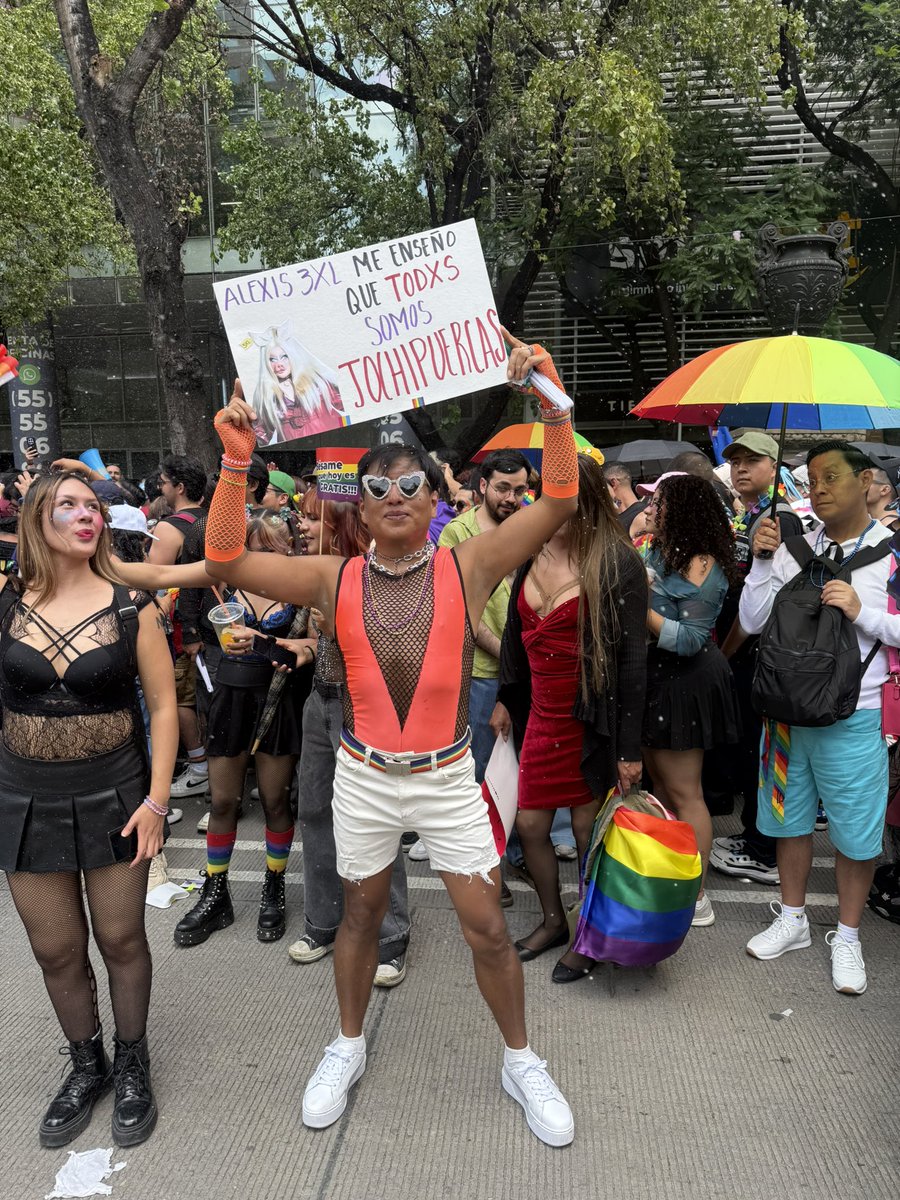 tan_tones's tweet photo. Llegó el gran día de la navigay, los tones salimos a las calles a marchar por nuestro orgullo, por nuestras causas y por ser libres, gracias por participar y por permitirnos demostrar lo que en estos 10 años se ha realizado. https://t.co/0OnTXFnyCG