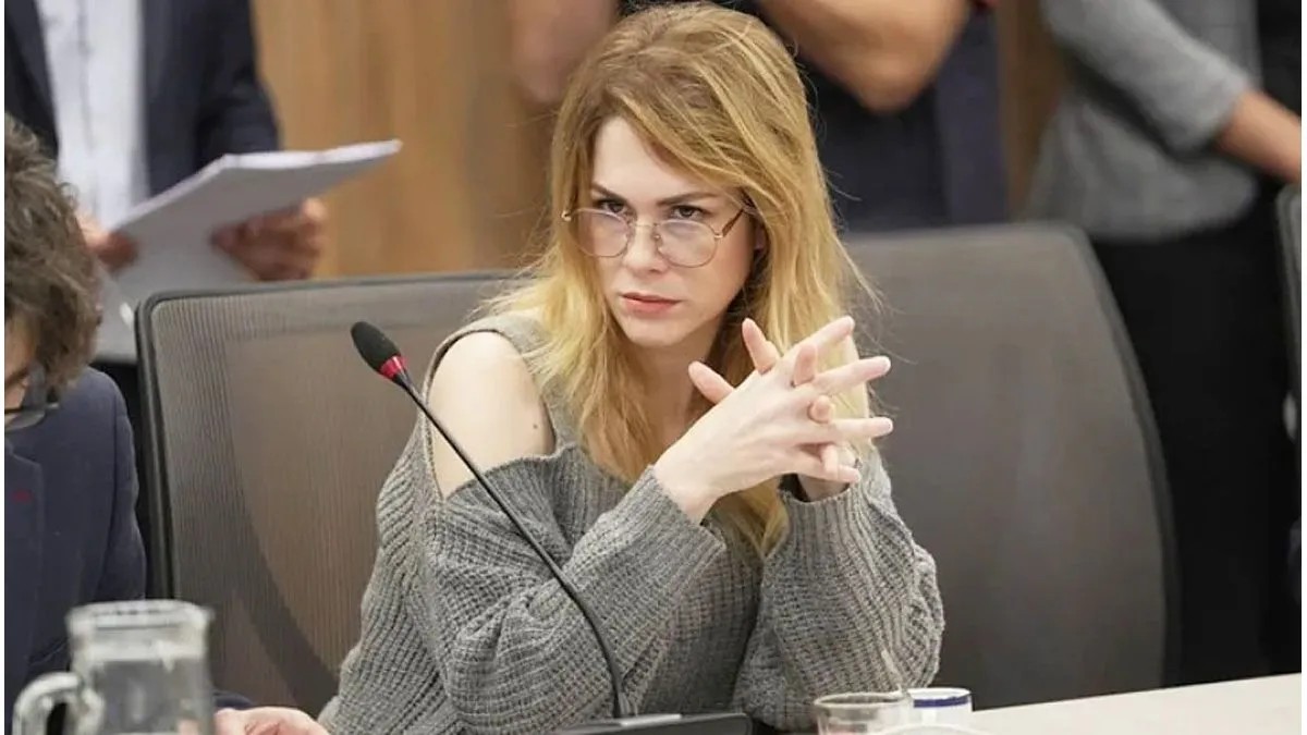 Alerta140's tweet photo. 🚨 #AHORA | Lilia Lemoine apuntó contra el arzobispo Jorge García Cuerva tras el Tedeum: “Es peronista. Tus discursos son hipócritas y aburridos”.

⛪ La diputada de La Libertad Avanza cuestionó las críticas del prelado al Gobierno y aseguró que sus mensajes son “arrogantes y vacíos”.

💬 Además, recordó fotos de García Cuerva junto a dirigentes peronistas y afirmó: “No representa los valores que me enseñaron en la Iglesia”.