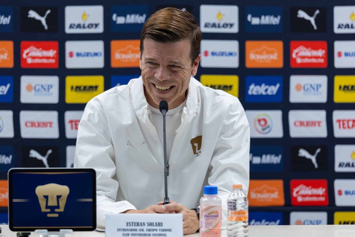 PumasMX's tweet photo. 📹 En conferencia de prensa, Antonio Sancho, vicepresidente deportivo, y Esteban Solari, entrenador del primer equipo, hablaron ante los medios de comunicación:

🎤 "Muchas veces soñé con volver y hoy es una oportunidad inmensa de plasmar todo lo que soñé. Sé perfectamente que este es un Club con una exigencia muy alta, a la medida de la institución que es Pumas, pero esa exigencia se transforma, para mí, en ganas de trabajar, en ganas de tener compromiso, en ganas de que el equipo que dirijo juegue con los valores del Club, con corazón, con garra, con ese fuego interno que todos queremos ver. A partir de ahí, estoy seguro que lo vamos a lograr. Este Pumas lo vamos a construir todos juntos": 🫡 Tano Solari

#SiemprePumas