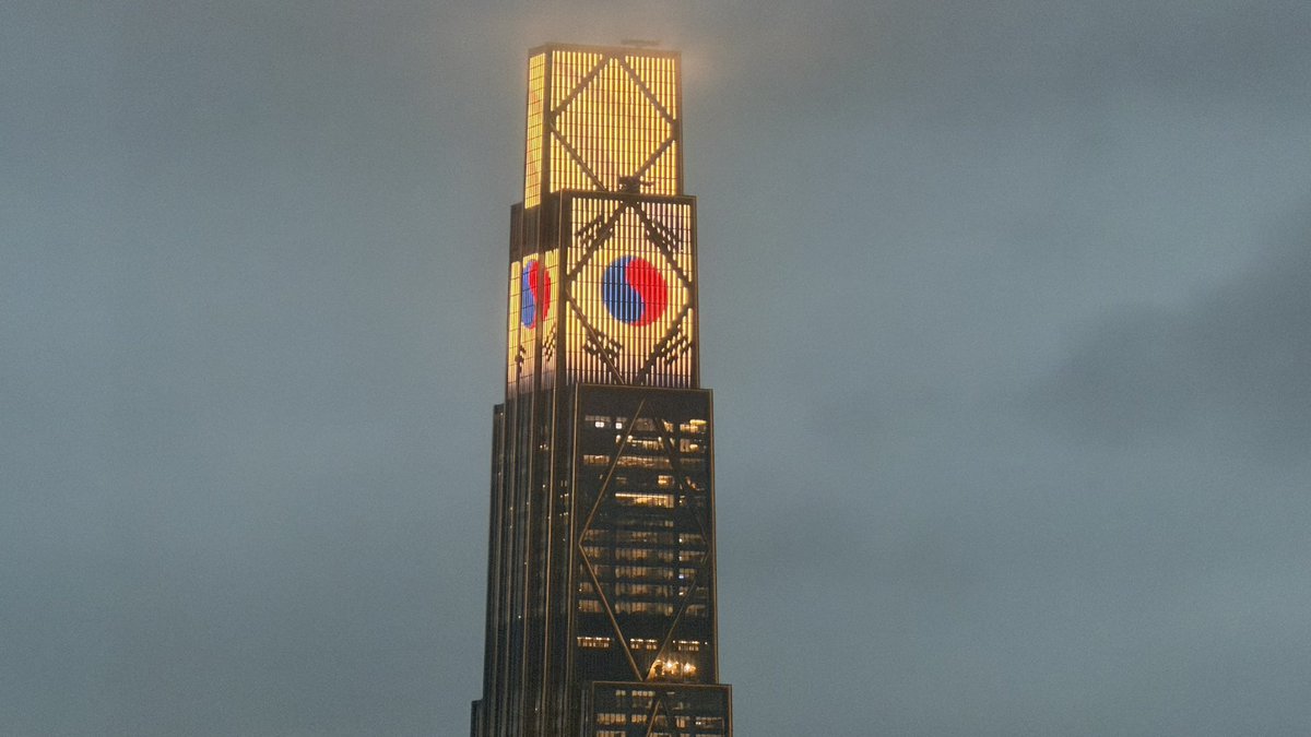 KaylaInTheRain's tweet photo. 한국 뭐했어? 갑자기 JP모건 빌딩에 태극기 떠있는데 머선 일인가요.. https://t.co/GXoSbiIIbi