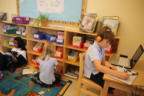 EM203sxie's tweet photo. In the following picture, we see students learning with a variety of tools and resources in the classroom. This shows how education is not a one-size-fits-all system that works the same for everyone.
#EM203Robin #EM203problems https://t.co/IE7pGwj9tl