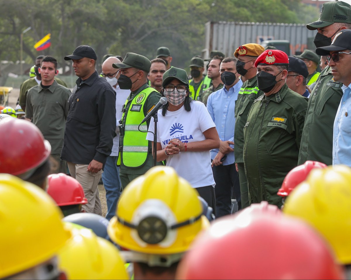 MijpVzla's tweet photo. La Presidenta Encargada, Delcy Rodríguez, supervisó este jueves, el despliegue de la Fuerza Armada Nacional Bolivariana (FANB), en Caraballeda, una de las zonas más afectadas por el reciente doble sismo ocurrido el pasado 24 de junio. https://t.co/sEmkrq0xMB