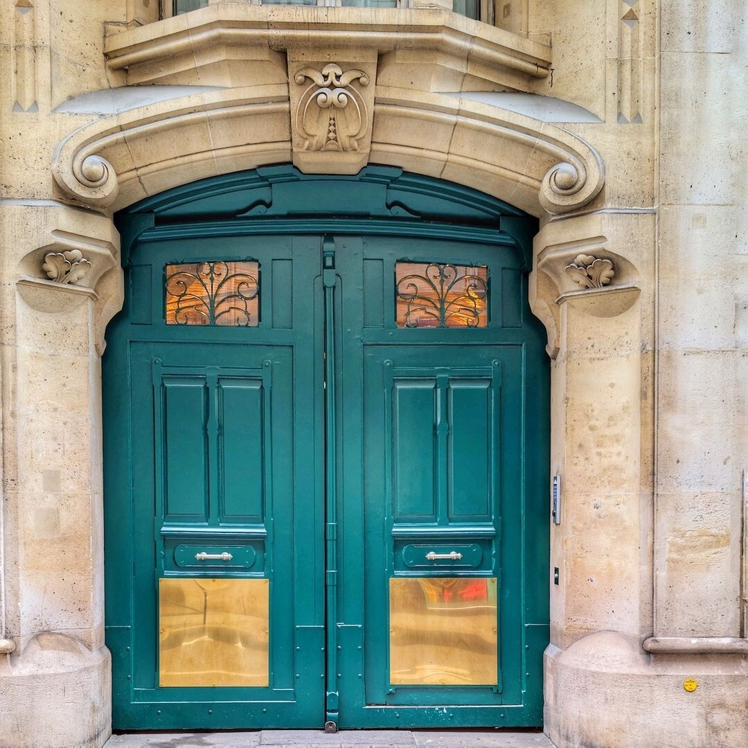 SidewalkSafari's tweet photo. I'm loving the shiny kickplates and the light from within of this #Paris door.
#ParisArchitecture
#DoorsOfParis
#PortesDeParis
#ParisStreets
#VisitParis https://t.co/PFpSzRXCdI https://t.co/OvuMuuEiJe