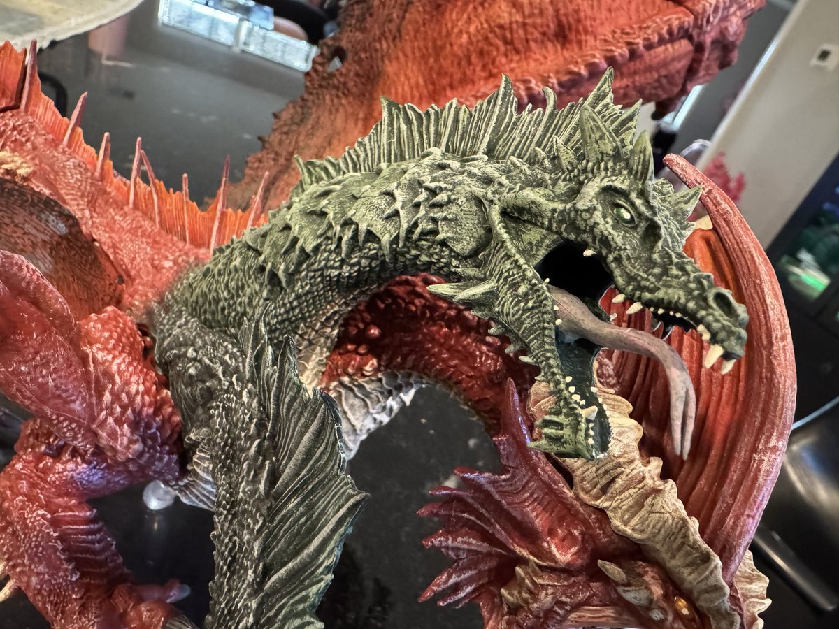 xXTeaChanXx's tweet photo. Finally painted my Nolzur’s Gargantuan Tiamat Minature! Took around 20 hours and I’m really happy with the result! :) 

#wizkids #dungeonsanddragons #dnd #miniatures #tiamat #tiamatminiature #nolzursminiatures #gargantuantiamat https://t.co/eaANK2clbb