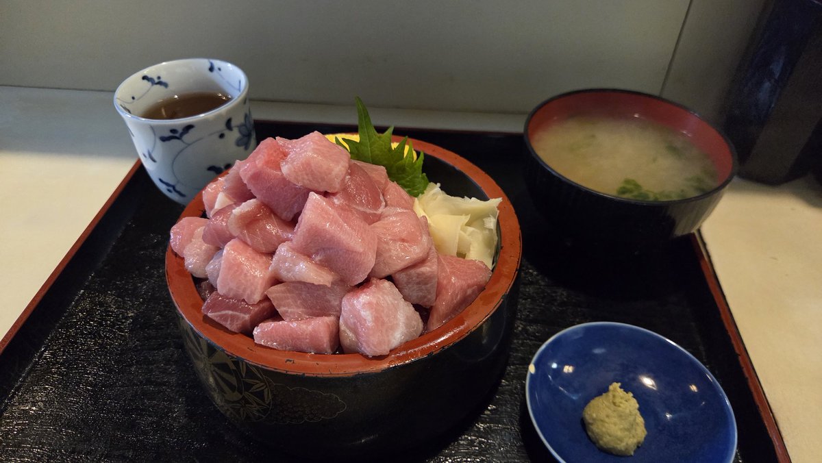 tikotamu's tweet photo. 大トロ！中トロ！中落ち！のブツ切りドーーーン https://t.co/3grnseN3b0