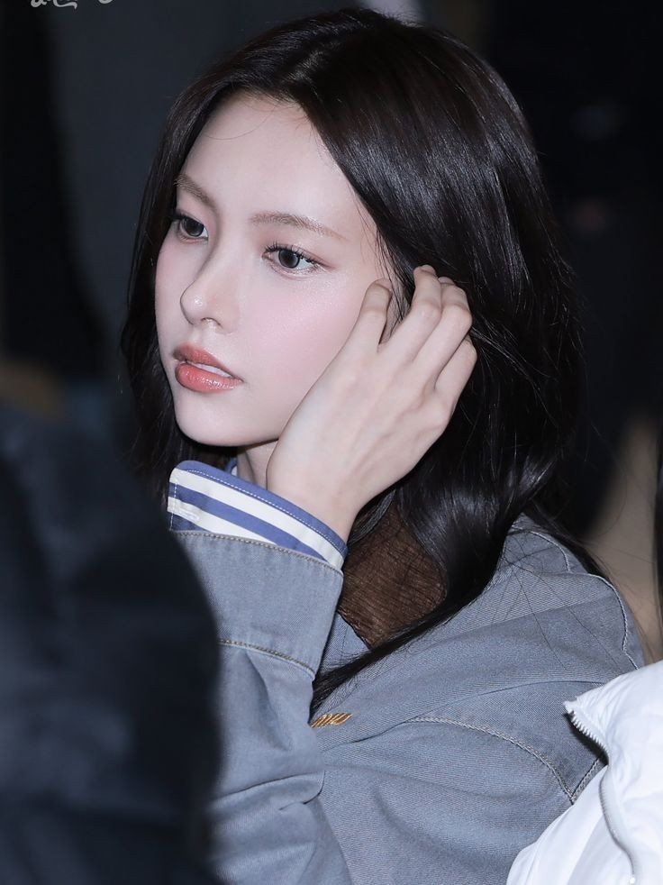 thebaseillit_'s tweet photo. MEOVV ELLA shared that her bias in ILLIT is YUNAH. https://t.co/BRACaRldJy