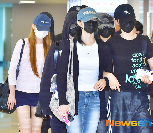 H2H_INA's tweet photo. 260710 GMP Airport🛫 - JUUN, A-NA

#Hearts2Hearts #하츠투하츠 #H2H
@Hearts2Hearts https://t.co/b2qTyeTgg4