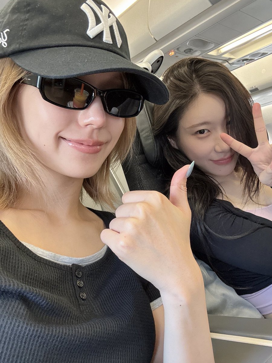 darkTohsaka's tweet photo. Chaerji plane seatmates heading to Manila for their Tunnel Vision concert tomorrow!🖤🤍 https://t.co/SbHHyZ5IbW