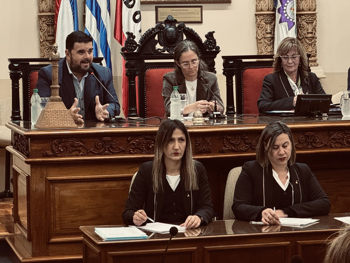 OliveraPdu's tweet photo. Hoy se cierra una etapa en la Junta Departamental de Paysandú y comienza otra.

Quiero reconocer y agradecer profundamente a Valeria Alonzo por el enorme trabajo realizado durante este año y medio al frente de la Presidencia. https://t.co/EB6rYs6oHA