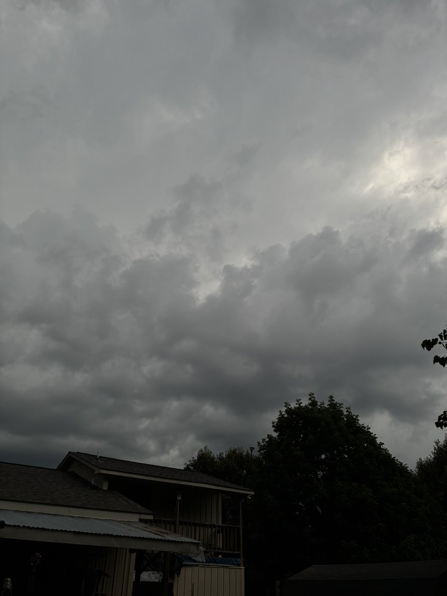 tinypurrz's tweet photo. big storm abt to happen !! got super dark super fast, everyone look at the cool clouds https://t.co/rEjBKGFfp6