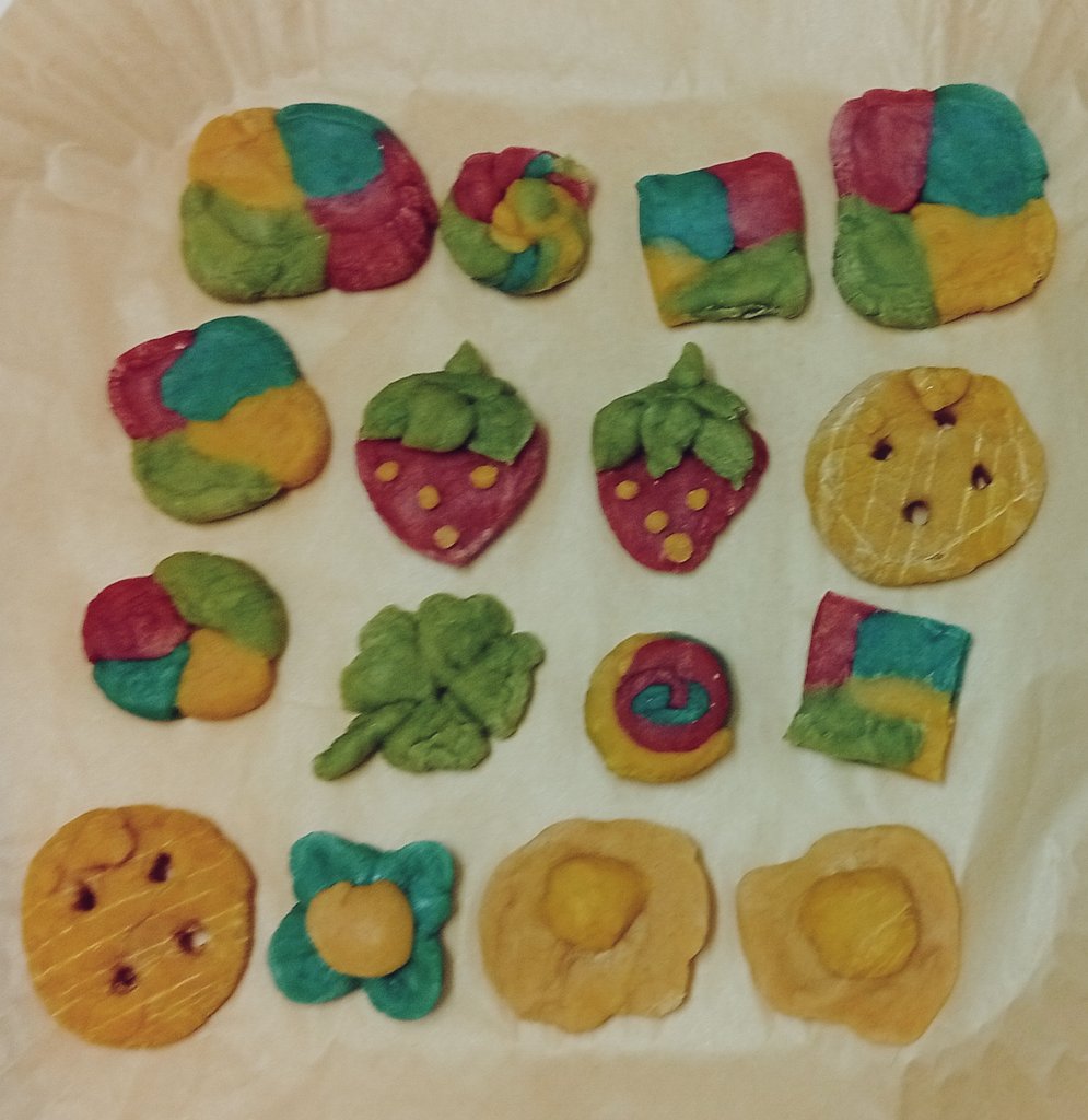LukaL24951's tweet photo. Galletitas que ise para mi padre, (fueron un faill por qué se inflaron, parecían 3D) https://t.co/ds8Ifpw51Z