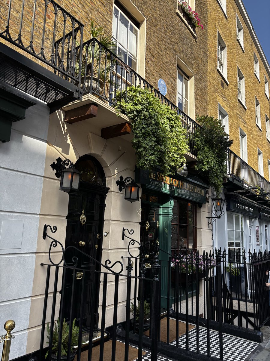 jinchan1959's tweet photo. イギリス、フランス旅行に行ってきました 
６月２４日から１３泊で、イギリス　フランスのパリへ
ロンドンに朝着、ホテルに荷物預けて
衛兵交代を見るため、バッキンガム宮殿へ、熱波のため中止！
翌日、シャーロックホームズ博物館へ
３日目はナショナルギャラリー
４日目は列車でバーミンガムへ移動 https://t.co/UqVSak9T4v