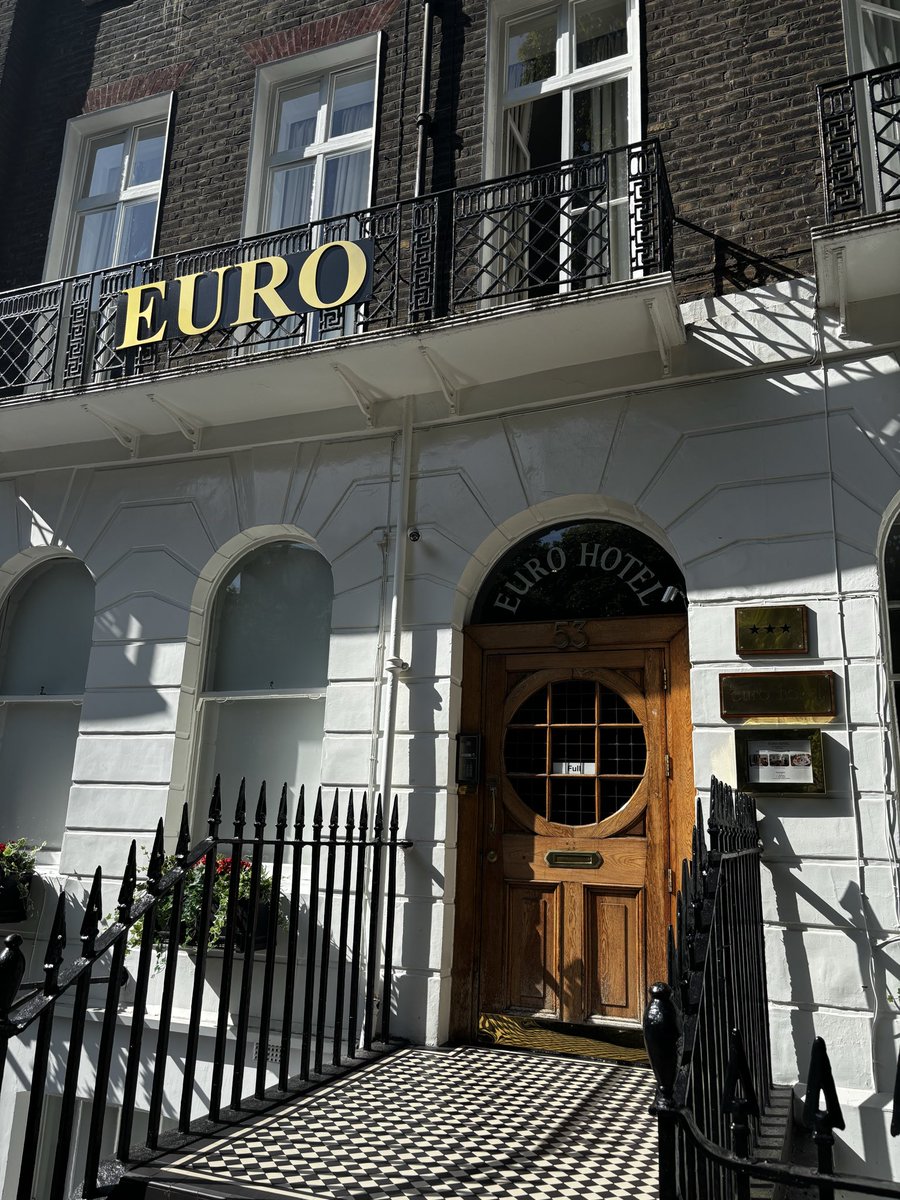 jinchan1959's tweet photo. イギリス、フランス旅行に行ってきました 
６月２４日から１３泊で、イギリス　フランスのパリへ
ロンドンに朝着、ホテルに荷物預けて
衛兵交代を見るため、バッキンガム宮殿へ、熱波のため中止！
翌日、シャーロックホームズ博物館へ
３日目はナショナルギャラリー
４日目は列車でバーミンガムへ移動 https://t.co/UqVSak9T4v
