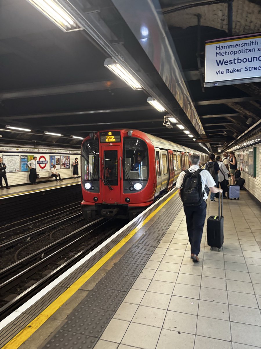 jinchan1959's tweet photo. イギリス、フランス旅行に行ってきました 
６月２４日から１３泊で、イギリス　フランスのパリへ
ロンドンに朝着、ホテルに荷物預けて
衛兵交代を見るため、バッキンガム宮殿へ、熱波のため中止！
翌日、シャーロックホームズ博物館へ
３日目はナショナルギャラリー
４日目は列車でバーミンガムへ移動 https://t.co/UqVSak9T4v
