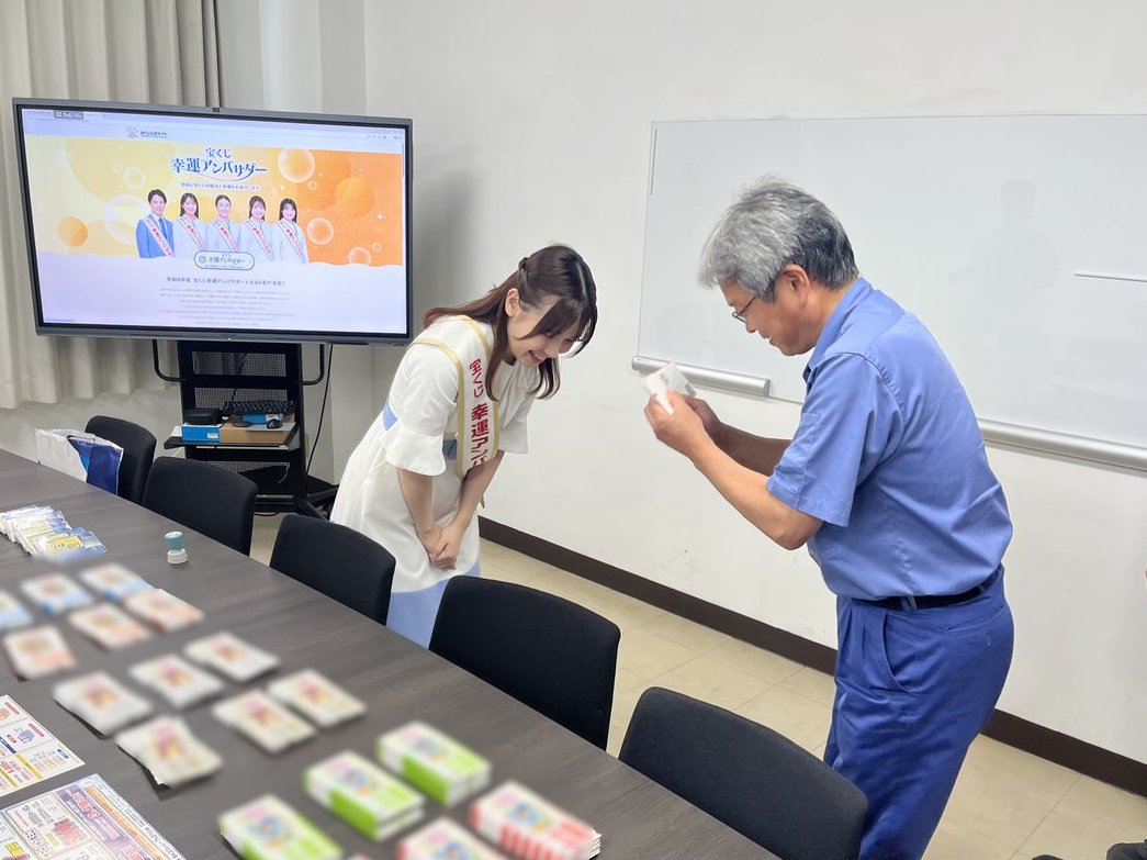 sanyo_paper's tweet photo. 先日宝くじアンバサダーの池田彩菜さんが三洋製紙にお越し下さり、宝くじ購入者にサマージャンボ宝くじと幸運を届けてくれました✨️

宝くじの袋一つ一つに特別なハンコを押してくれるのですが、それだけで当たりそうです！

当たったら買いたい物、したいことを考えながら過ごすのが一番幸せです😊 https://t.co/lhKUg2ySmW
