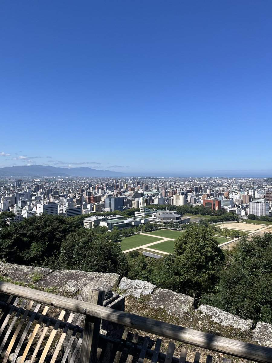 kenjynoufu's tweet photo. 今日は徒歩で松山城に登りました。
三ノ丸、二ノ丸から約30分の道のり。木陰でよかったけど暑いです🫠 https://t.co/bShCX9el3n