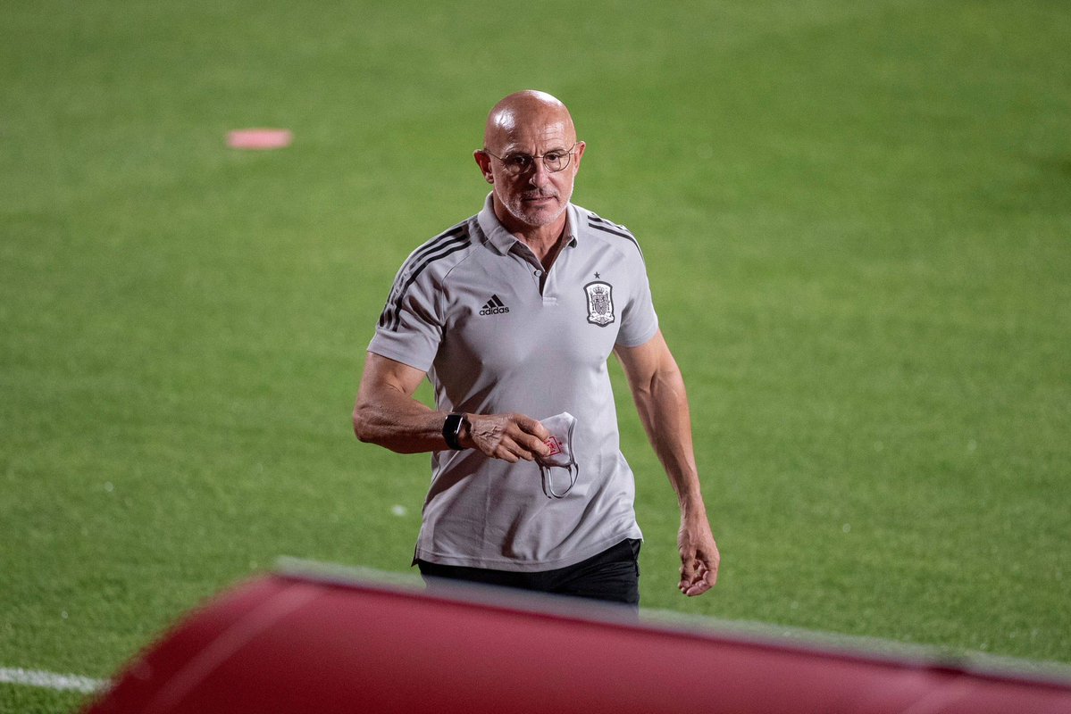 AlbicelesteTalk's tweet photo. 🚨 Luis de la Fuente: “I honestly don't understand why you ask me about the controversy surrounding the referee in the Argentina vs. Egypt match. Where did that even come from? I watched the game and I thought the referee got everything right. I’d actually like to congratulate him because every decision he made was spot on.” @DAZN_ES 🇦🇷🇪🇬