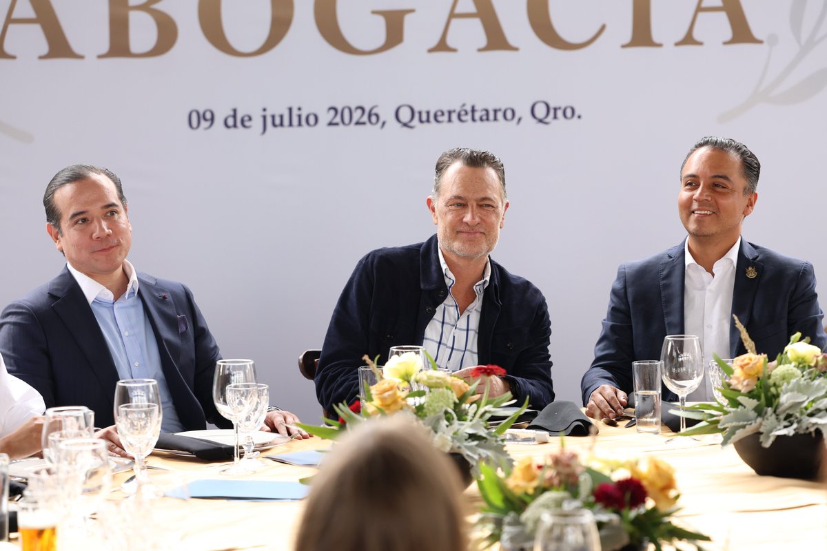 SEGOB_Queretaro's tweet photo. Reconoce el gobernador Mauricio Kuri contribución de la comunidad jurídica en Querétaro 

En Querétaro, la comunidad jurídica, desde distintas ramas del derecho, ayudan todos los días a dar certeza, defender derechos, construir acuerdos y fortalecer las instituciones, afirmó el gobernador, @makugo al participar en la ceremonia conmemorativa con motivo del Día de la Abogacía, que reunió a representantes de diversas organizaciones, colegios y asociaciones de profesionales del Derecho en la entidad. 

Durante la ceremonia, a la que el secretario de Gobierno, @Eric_gudino acompañó al Mandatario estatal, acentuó que, desde el Gobierno del Estado, reconocen al cuerpo de la abogacía como un aliado para el presente y el futuro de Querétaro, dado que cada contrato bien hecho, cada defensa seria, cada asesoría responsable, cada proceso llevado con profesionalismo y cada esfuerzo por acercar la justicia a la gente, ayuda a sostener el Querétaro que se ha construido entre todas y todos.

#AquíContigo
