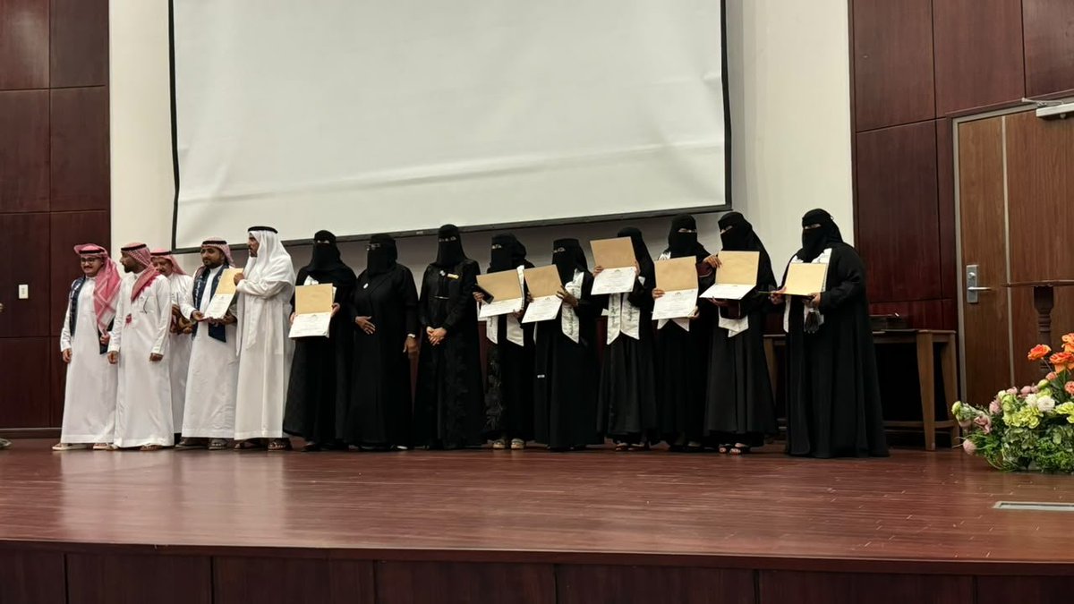 sadanewssjazan's tweet photo. في أمسيةٍ جسدت معاني النجاح والتميز، احتفى معهد أطياف المجتمع العالي للتدريب بتخريج دفعة 2026، وسط حضور مميز، تخللته كلمات ملهمة، وعرض لإنجازات المعهد، وتكريم للشركاء والخريجين والجهات الإعلامية، في مشهد يعكس الاستثمار في الإنسان وصناعة الكفاءات الوطنية.
#معهد_أطياف_المجتمع https://t.co/jLOjReYW6z
