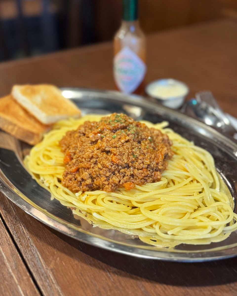 cafeboro2024's tweet photo. コーヒーで煮込んだソースを使ったミートソーススパゲティは、常連の皆様にも大人気のメニューです！ぜひお試しください。Our Spaghetti Bolognese, simmered with coffee, is a favorite among our regular customers. We hope you'll give it a try! #襤褸 #喫茶トお酒襤褸 #神保町 https://t.co/jhAU6kn0Ro
