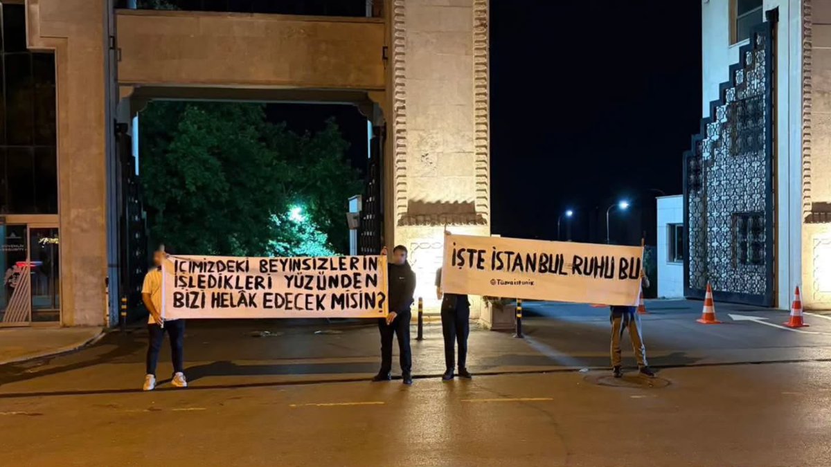tugvaistuni's tweet photo. 📍YEDİTEPE ÜNİVERSİTESİ

Biz Müslüman gençlerin Rabbimize karşı mahcup bir şekilde sorduğu soru şudur:

“İçimizdeki beyinsizlerin işledikleri yüzünden bizi de helâk edecek misin?” https://t.co/nWD6qsk9DB
