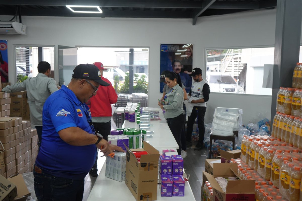 MijpVzla's tweet photo. El INTT, desplegó un operativo especial de atención social. Mediante esta acción logística, el instituto concretó la distribución de más de mil combos de alimentos y productos de higiene personal para su fuerza laboral, tanto administrativa como operativa. https://t.co/1V89DpsYpd