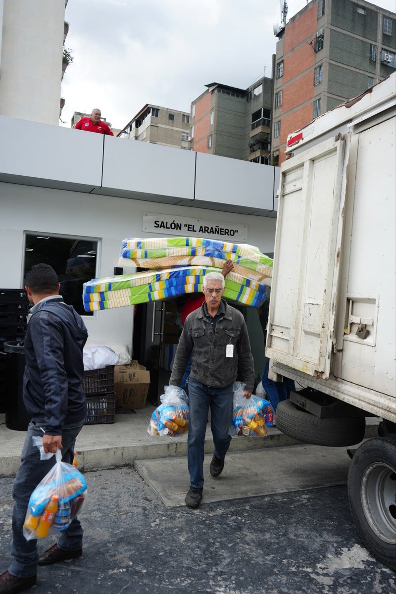 MijpVzla's tweet photo. El INTT, desplegó un operativo especial de atención social. Mediante esta acción logística, el instituto concretó la distribución de más de mil combos de alimentos y productos de higiene personal para su fuerza laboral, tanto administrativa como operativa. https://t.co/1V89DpsYpd