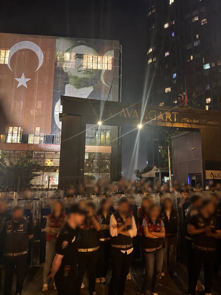 megatekel's tweet photo. Barikatlarınızın gölgesinde korku, meydanlarda ise halkın iradesi var. https://t.co/N1QrChTIS8
