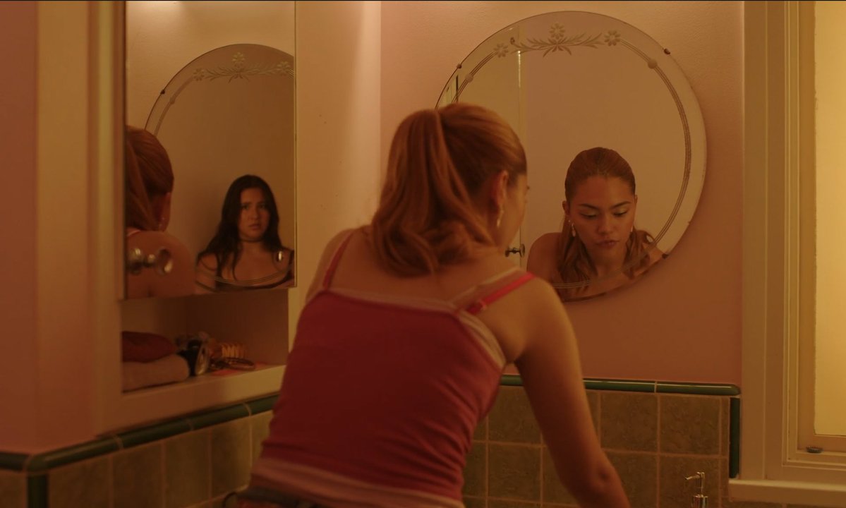 tvsapphics's tweet photo. idk something about the parallels of these two shots is so special to me i love lesbians and their mirror shots https://t.co/GbkYp7OEQu