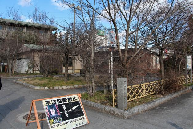 shinzayuduki's tweet photo. おお～～い、北五軒邸公園の公衆トイレからトイレット・ペーパー持って帰ったらあかんがな。何べん目。ありゃ？思うて引き返しよったら漏れてまうがな。「盗ったらあかん！」ゆて貼り紙してるやろ。 見つけたら通報するで、ほんま。男女別々んとこは和式で利用者おらん、その右の広いとこな。ここや https://t.co/gcGByg6xFS