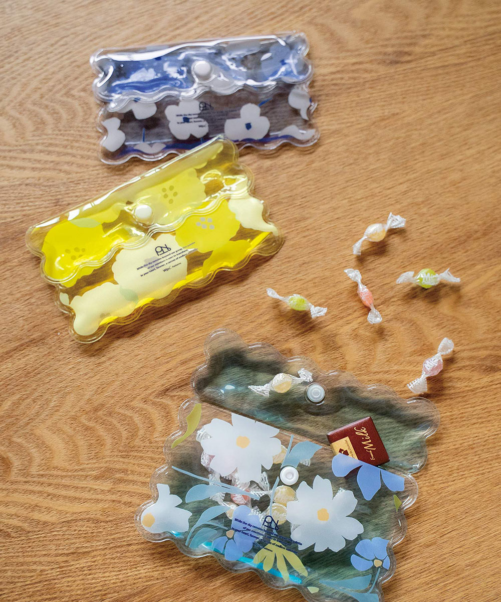 Wpc_Patterns's tweet photo. 暑い夏、バッグの中でコスメやお菓子が溶けて
ガッカリしたことはありませんか？

Wpc. Patternsの”フラップポーチ型アイスパック”なら、
凍らせても固くならないポーチ型の保冷剤でひんやり優しく守ります*̣̩⋆

大判サイズ＆付属バンド付きなので、
ランチボックスの保冷にも大活躍◎

夏の移動に手放せない相棒になりそう...🧊

#wpc
#wpcpatterns
#wpcpatterns_official 
#心にいつも晴れもよう
#保冷剤
#アイスパック
@wpcUmbrella