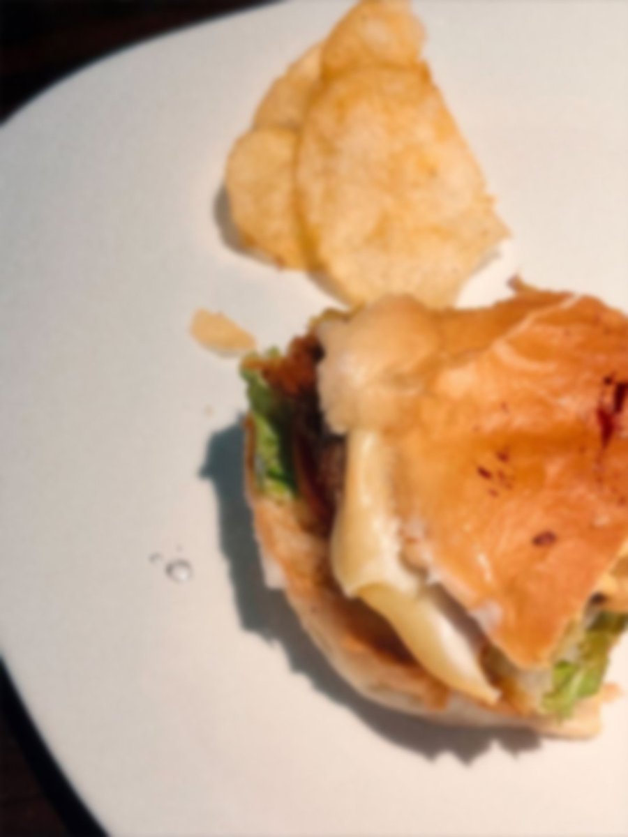 swiftspeedfreak's tweet photo. #missingafinger #eatingaburger #fingerjuiceontheburger https://t.co/4HWtrjxffQ
