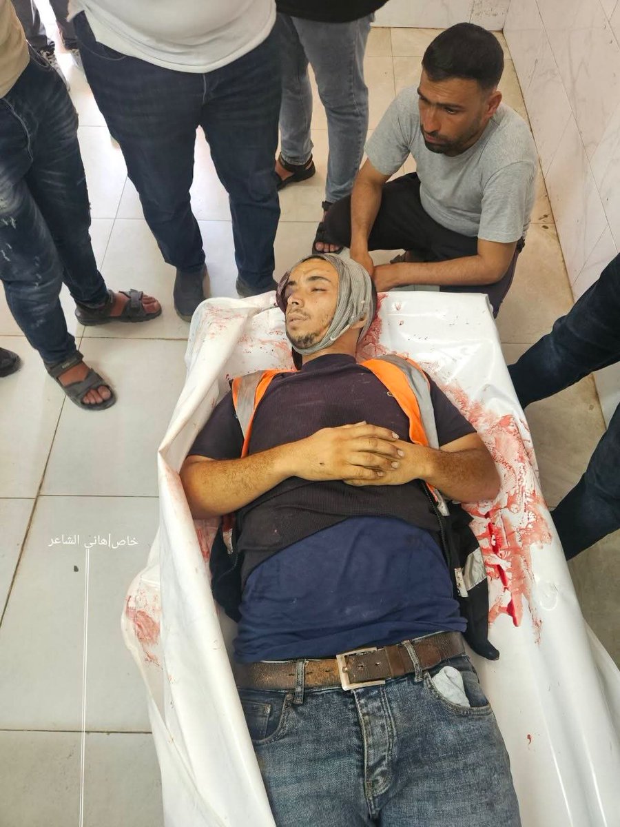 asqlan0's tweet photo. جرائم لا تتوقف
قتلوه وهو يحاول اطعام أهل غزة

 جيش الاحتلال أعدم عند معبر كرم أبو سالم هذا الصباح  السائق أحمد اسليم الذي يعمل لصالح مطبخ الغذاء العالمي؛ وكان ينقل مواد وبضائع لصالح المطبخ https://t.co/H5UAWeVj47