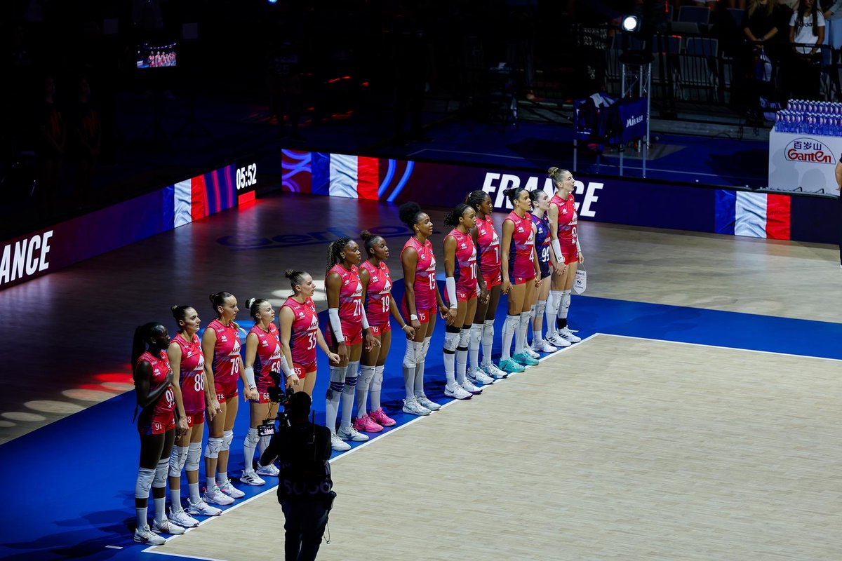 VolleyActu's tweet photo. 𝗟𝗘𝗦 𝗕𝗟𝗘𝗨𝗘𝗦 𝗦’𝗢𝗙𝗙𝗥𝗘𝗡𝗧 𝗨𝗡𝗘 𝗕𝗘𝗟𝗟𝗘 𝗩𝗜𝗖𝗧𝗢𝗜𝗥𝗘 𝗙𝗔𝗖𝗘 𝗔̀ 𝗟𝗔 𝗦𝗘𝗥𝗕𝗜𝗘 𝗔̀ 𝗕𝗘𝗟𝗚𝗥𝗔𝗗𝗘 ! 💙🤍❤️

Menée 2 sets à 0 face à la Serbie, l’équipe de France a trouvé les ressources pour renverser le match et s’offrir un succès important pour le maintien en VNL !!! 🔝🔝🔝

(25-20, 25-22, 22-25, 23-25, 13-15)

📸 volleyballworld
