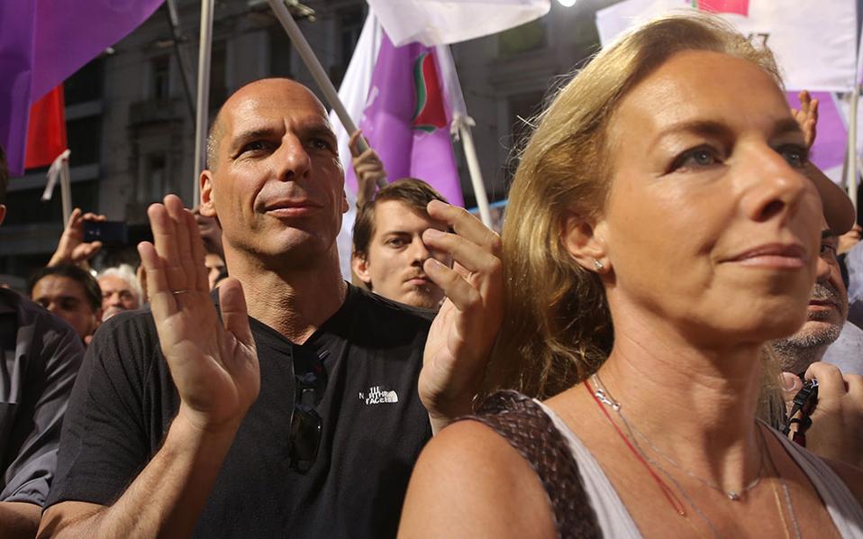 VanViperVic's tweet photo. Πριν το #ΜέΡΑ25 ήμουν ΣΥΡΙΖΑ. Πριν το ΣΥΡΙΖΑ είχα μια απαξία και είχα αλλάξει αρκετά προσανατολισμό χωρίς να με ικανοποιεί κάτι αλλά έβρισκα να ταιριάζω καλύτερα μεταξύ αναρχίας και πειρατών. Παρόλο που τον Τσίπρα τον ήξερα, δε με είχε κερδίσει αυτός, ούτε τα στελέχη που μπήκαν για καριέρα μόλις είδαν άνοδο. Μη γελιόμαστε, περσόνες τύπου Τζάκρη και Ραγκούση τις είχαμε μάθει εις βάθος απ' τον πρότερο ανέντιμο βίο. 

Είχα ενθουσιαστεί με τον κόσμο. Τον απλό αριστερό κόσμο που ένιωθε ότι κάτι αλλάζει, ότι επιτέλους η δικιά του άποψη θα εκπροσωπηθεί, ότι μπορεί να σπάσει ο διάολος το ποδάρι του και να βρεθεί ένα αριστερότερο του κέντρου κόμμα στην εξουσία.

Δε θα πλέξω (για άλλη μια φορά) το εγκώμιο του Βαρουφάκη, είναι γνωστό ότι θεωρώ ότι είναι ένας απ' τους ικανότερους οικονομολόγους και πολιτικούς του αιώνα και το #DiEM25, η Προοδευτική Διεθνής και κατ' επέκταση/ δι' επαγωγής το #ΜέΡΑ25 το πολιτικό κόμμα/σύστημα οργάνωσης του μέλλοντος.

Θα πω μόνο ότι στα πλαίσια της διαπραγμάτευσης του '15 ήμασταν πολύ περισσότεροι, απ' ότι νομίζει η κοινή, γνώμη μαζί του.  Και ήμασταν και ο ένας μαζί με τον άλλο εκείνοι οι όσοι θέλαν να μιλήσουν με τις άλλες χώρες και οργανισμούς τουλάχιστον ως ίσοι και όχι με μια ενοχή του "διεφθαρμένου που μαζί με τον Πάγκαλο τα 'φαγε" όπως είχε πουλήσει το ΠΑΣΟΚ χρησιμοποιώντας το παλιό σημιτικό σύστημα του κοινωνικού αυτοματισμού. 

Ούτε γουστάραμε να είμαστε δηλωμένα γκαρσόνια της Ευρώπης και yes-men της βορειοευρωπαϊκής μπουρζουαζί με τη κάλτσα και το σανδάλι και την ψευτοοικολογία και πρασινάδα που ήδη από τότε σαν καλό καρτέλ βιομηχανίας χρησιμοποίησαν την πράσινη ανάπτυξη/οικολογία σαν εργαλείο αποβιομηχάνισης του ανταγωνισμού και  την ενέργεια σα φόρο ταξικού δαρβινισμού αποπλανώντας τους ΝΑΙ/Μένουμε Ευρώπη/ΓΕΡΑ ΓΕΡΟΥΝ να ξηλώσουν τις τρε μπανάλ αγροτικές τους παραγωγές και να ποτίζουν φωτοβολταϊκόδεντρα.

Γι' αυτό και με αηδιάζει η κατάντια του ΣΥΡΙΖΑ. Όχι γιατί τα στελέχη δε παίρνουν αυτό που τους αξίζει εν τέλει, έννοια σας refurbished Τσιπρακόλουθοι, το ταβάνι σε ότι μπορείτε να πετύχετε είναι μια τετραετία βουλευτικές απολαβές.  

Εκείνος ο κόσμος όμως, που δεν υπήρξε μεγαλοστέλεχος ή υποψήφιος αλλά crowdsurfer ενός κύματος αλλαγής με δροσιστική ανάσα αριστεράς, δεν αξίζει αυτά τα ξεφτιλίκια. 

Με μεγάλη αγάπη το λέω στους κάποτε συντρόφους, αυτό το λουλούδι σώσαμε στο #ΜέΡΑ25 να μη ξεραθεί. 
Με μας δε θα χρειαστεί να μασήσετε τα λόγια σας για να δικαιολογήσετε κανέναν. Αν ένας από μας κάνει μαλακία τον λέμε στα ίσα και δημόσια μαλάκα και τελειώνει το θέμα. Το κόμμα μας δεν είναι οργανωμένο ιεραρχικά με τίτλους και καρέκλες να τη ψωνίσει κάποιος ούτε επιτρέπει κάποιου είδους πλουτισμό στις 3-4 έμμισθες θέσεις (μη φανταστείτε κάτι τρελό μιλάμε για λογιστικά και νομικά).  Κυρίως και πάνω απόλα δε θα βρεθείτε σε θέση να ντραπείτε και να μετανιώσετε. Είτε στο 3% είτε στο 33% είτε στο 0.033% ίδιο μυαλό ίδια καρδιά και ίδια στάση έχουμε.

Όσο για σας κάβουρες του πρώην συριζαϊκού μπλοκ, με τον αρχικάβουρα τον Φάμελλο που σε παγκόσμια πρωτοτυπία είναι αρχηγός κόμματος και στηρίζει άλλο κόμμα και αρχηγό κόμματος, ντροπή σας ξεφτίλες ήσασταν άντε οι 8 από τα 2.245.978 δεν είχατε κανένα δικαίωμα να συμπεριφερθείτε σε ένα κόμμα με ιστορία και αξίες σα χωράφι με μελιτζάνες κληρονομιά από θείο.

Και αν είχε βγει ο Γκλέτσος θα ήταν καλύτερα.