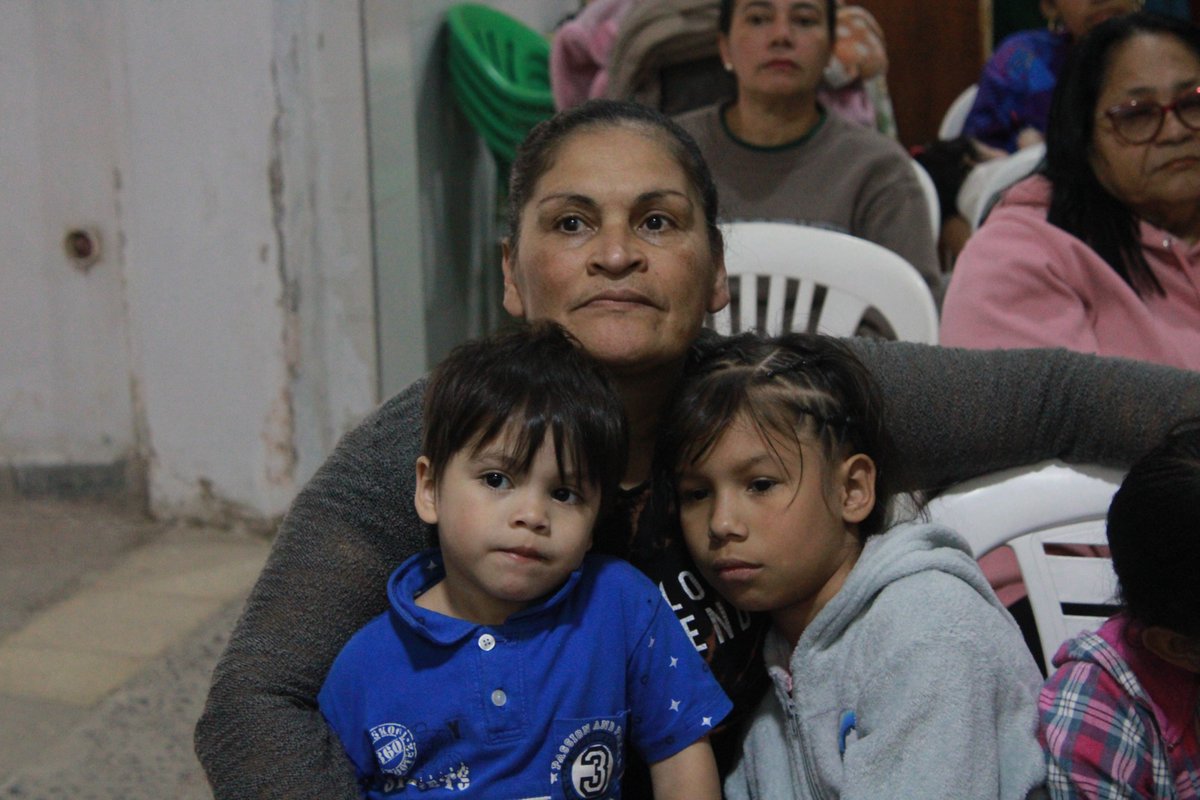 RedCuidadorasCo's tweet photo. 🏘️ Desde el barrio San Nicolás, en Soacha, seguimos convocando a más trabajadoras/es del cuidado, para levantar nuestra voz y hacer que nuestra labor sea reconocida, tenga garantías y sea remunerada como merece ✊🏻 https://t.co/49zdEtfM9I