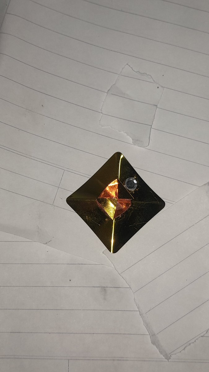 Patito_vvo's tweet photo. Buenas chiggas, spawnee d vuelta (quien me conoce). En fin, sigo con esta cagada, no tenía diario y lo hice con hojas d carpeta (no lo recomiendo) y quedó como el orto, en otras noticias hice la geofa y le puse más cuernos al casco, saludos gente hermosa :3 https://t.co/FydRxrv2eU