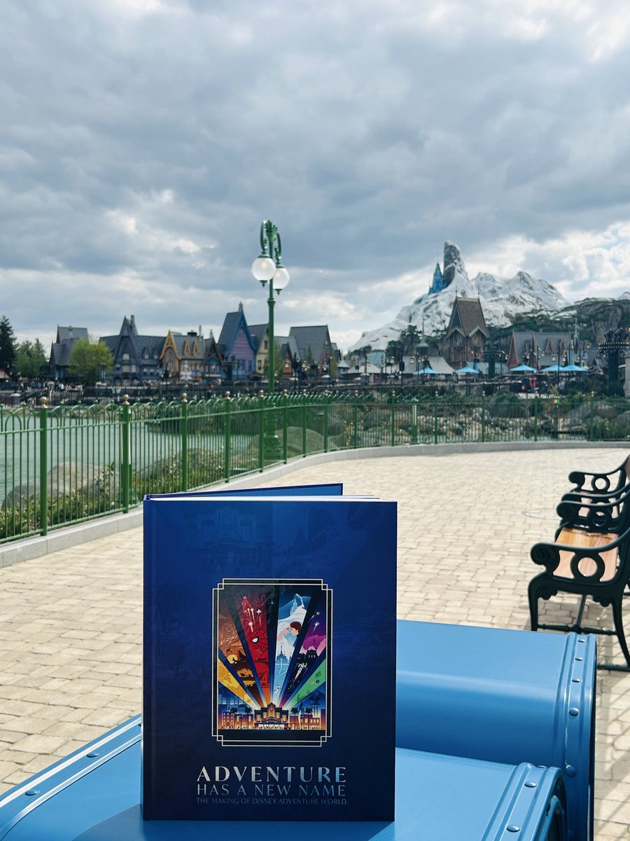 clemence_paris's tweet photo. 🌈 Lors de mon séjour Pride le mois dernier à la maison, j’ai aussi fait des achats et parmi ces achats figuré ce magnifique livre sur Disney Adventure World👌✨🥰 🏰❄️⛄️🫶🏻🏳️🌈❤️🧡💛💚💙💜
#souvenir #livre #disneyadventureworld #disneylandparis #SéjourDisney #SejourPride #Juin2026 https://t.co/QQhIwpHJl5