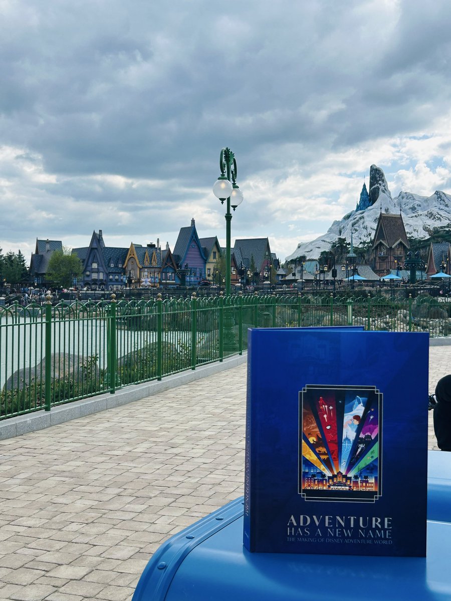 clemence_paris's tweet photo. 🌈 Lors de mon séjour Pride le mois dernier à la maison, j’ai aussi fait des achats et parmi ces achats figuré ce magnifique livre sur Disney Adventure World👌✨🥰 🏰❄️⛄️🫶🏻🏳️🌈❤️🧡💛💚💙💜
#souvenir #livre #disneyadventureworld #disneylandparis #SéjourDisney #SejourPride #Juin2026 https://t.co/QQhIwpHJl5