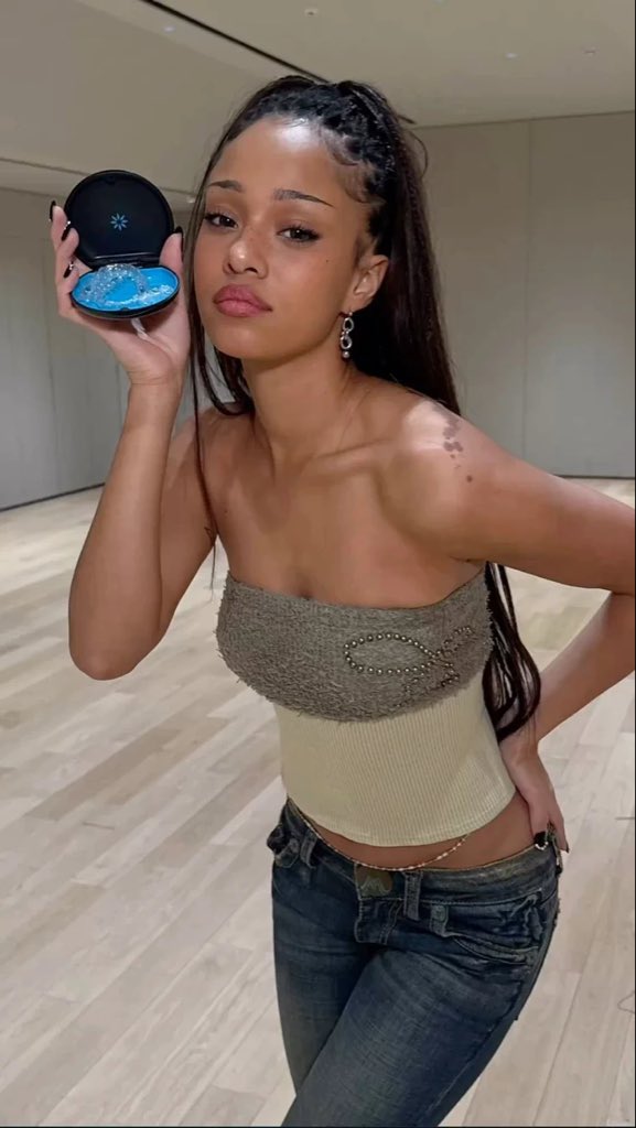 ManonLavender's tweet photo. MANON ATE WITH THIS NASTY POSE https://t.co/W06rLVYmwY