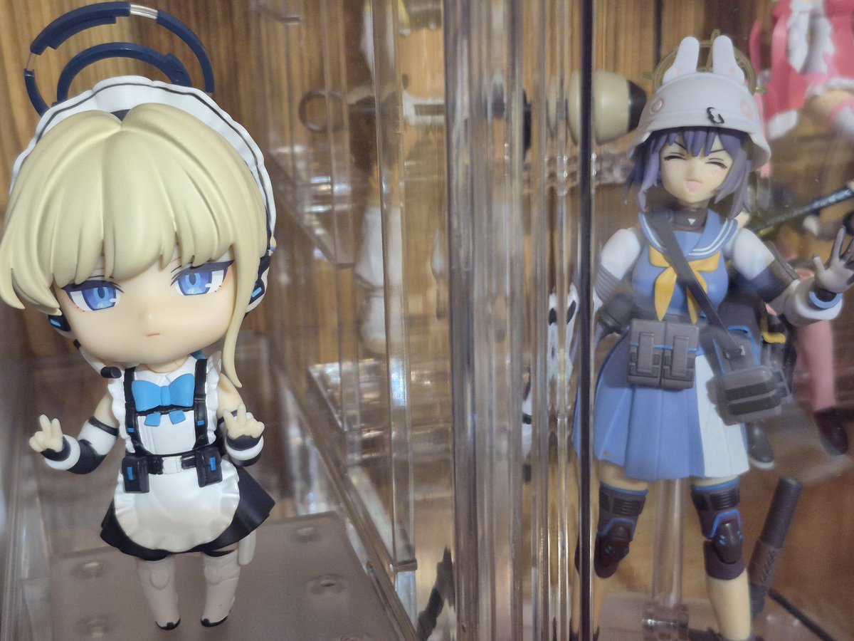 EsMikoto's tweet photo. She's next to the display where Saki is. https://t.co/XHX0MvgDRY