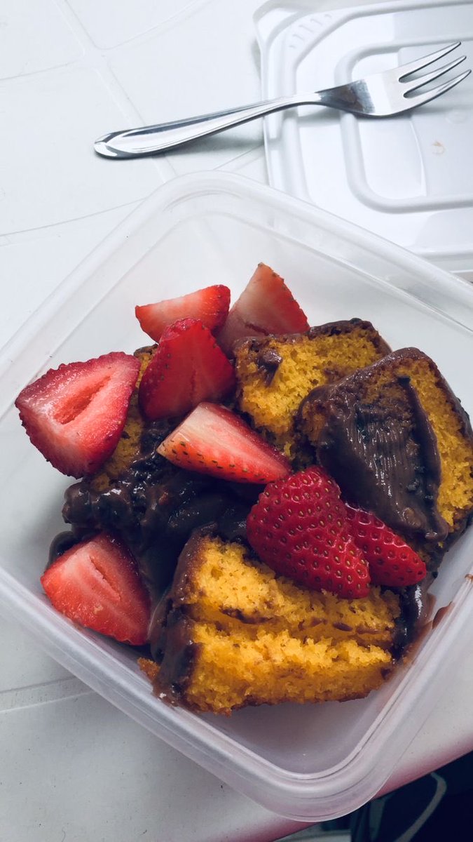 beccaboket's tweet photo. Lanchinho da faculdade. Eu que fiz!! 🍓🥮 https://t.co/3FidJShELe